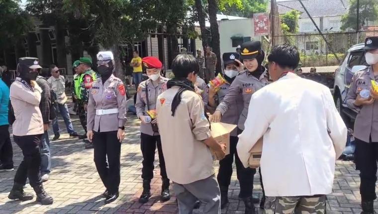 Brigade PII Garut Tutup Aksi dengan Bagi-Bagi Roti dan Air Mineral