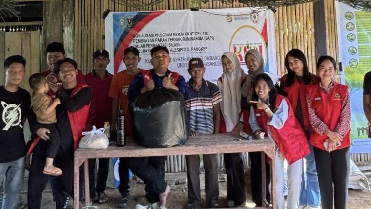 Mahasiswa KKN Unhas Ajak Peternak Desa Alesipitto Buat Silase