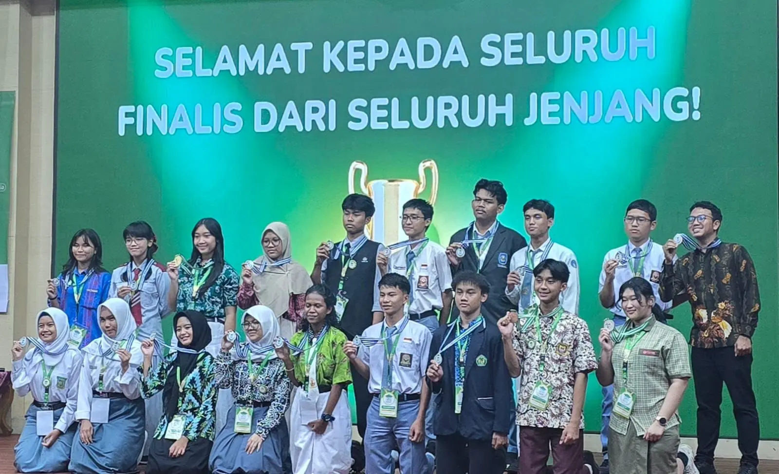 Berheta dan Varrent dari Papua Barat Raih Juara  di Olimpiade Genomik Indonesia 2025