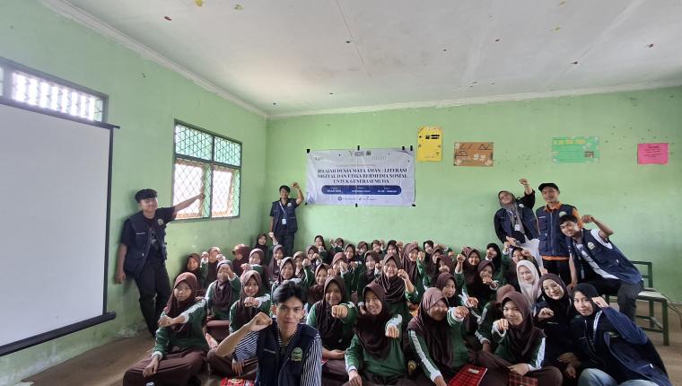"Kukerta 38 UIN SMH Banten Gelar Seminar Literasi Digital: Bekali Generasi Muda Hadapi Dunia Maya Dengan Bijak"