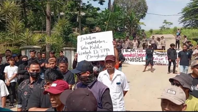 Tutup Akses TPA Bangkonol, Ratusan Warga Kirim Sampah ke Kantor DLH Pandeglang