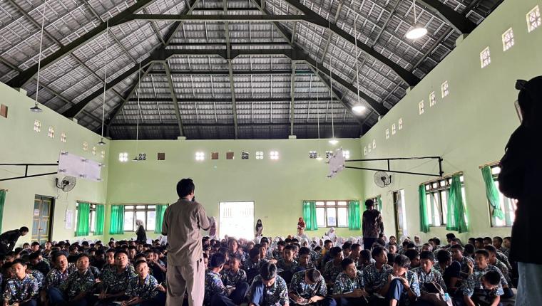 Siswa SMP 3 Turi Padati Barak Pengungsian Sleman untuk Ikuti Pelatihan Menulis Kreatif