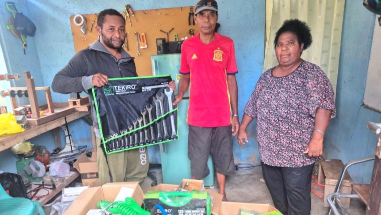 Pengusaha OAP di Kota Sorong Dapat Bantuan Langsung Dari Presiden Prabowo