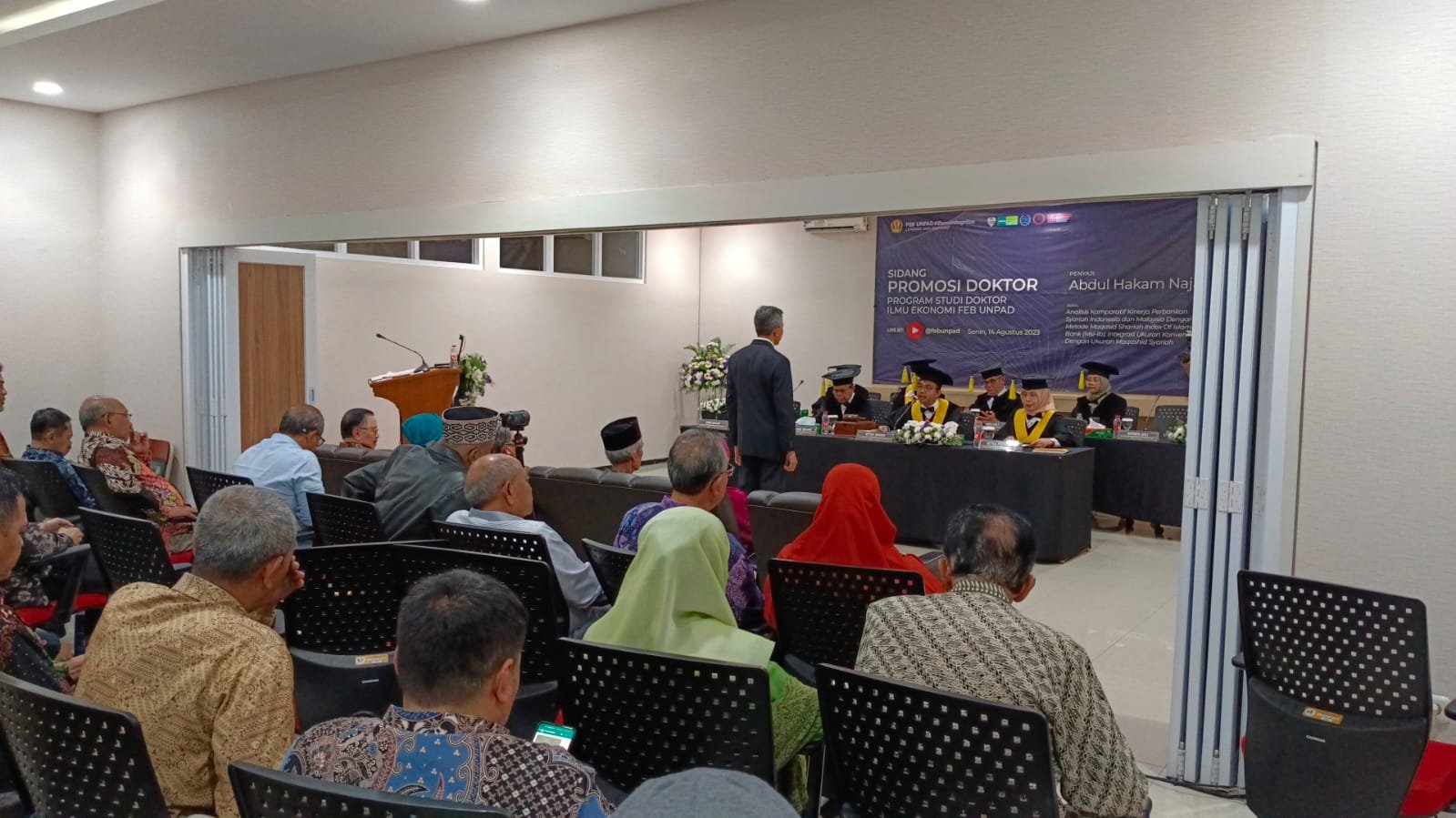 Bandingkan Bank Syariah Indonesia-Malaysia, Hakam Naja Raih Doktor di FEB Unpad