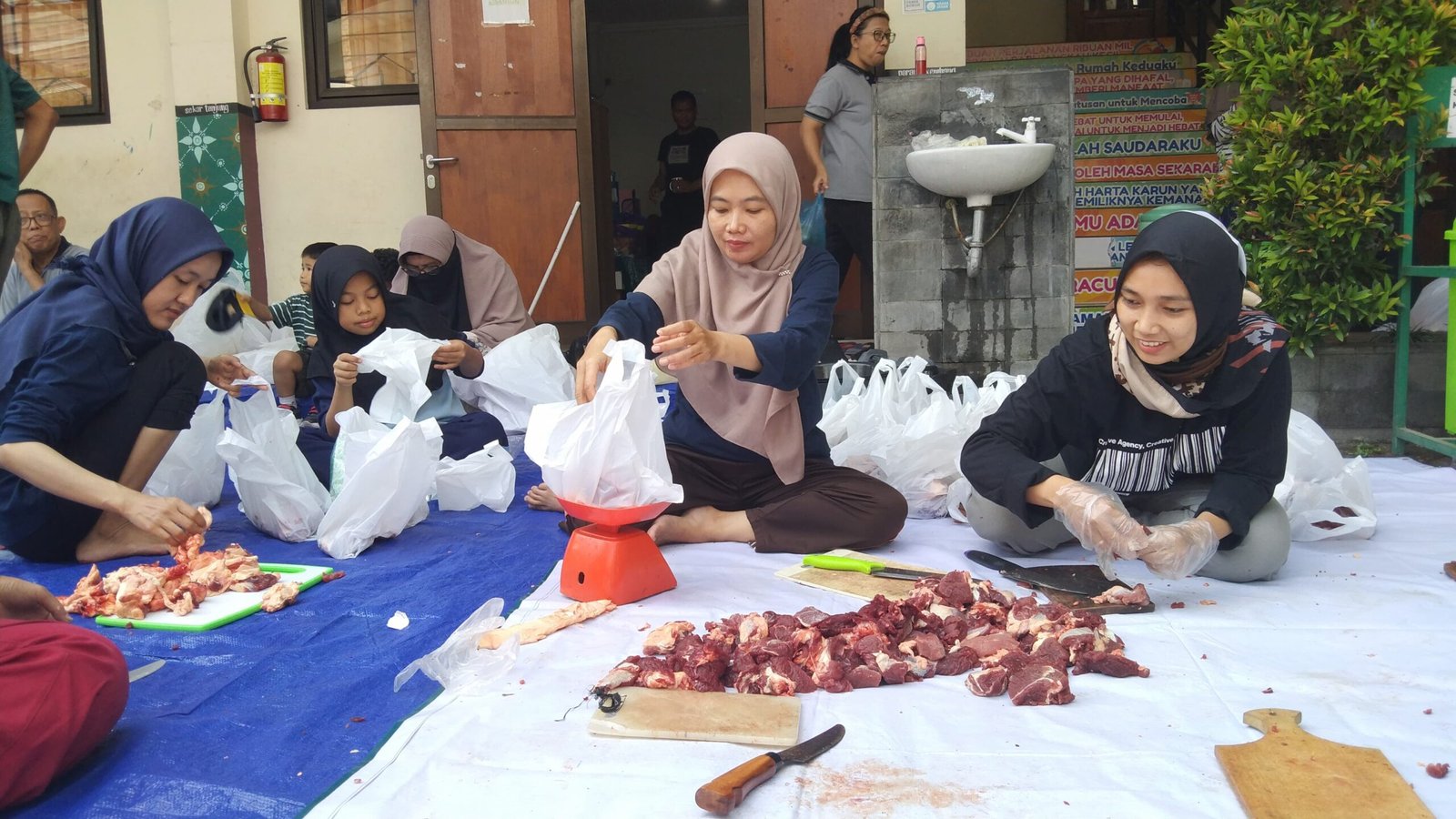 Potong Hewan Kurban Bersama Masyarakat, SD Balirejo: Implementasi Pembelajaran Agama