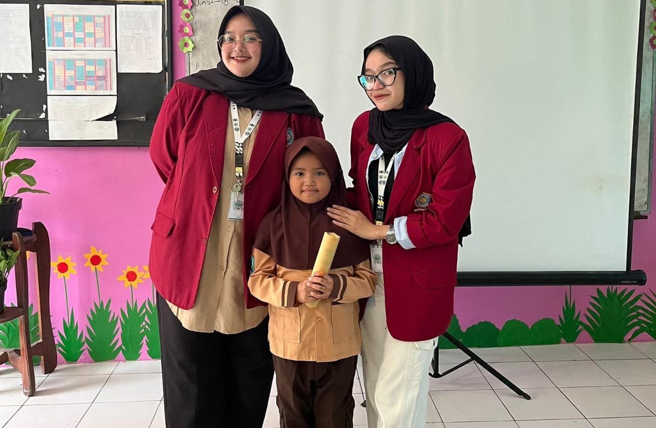 KKN UM-Surabaya 2024 Beri Edukasi Pencegahan Diare Dan Cuci Tangan SDN Kebuntunggul