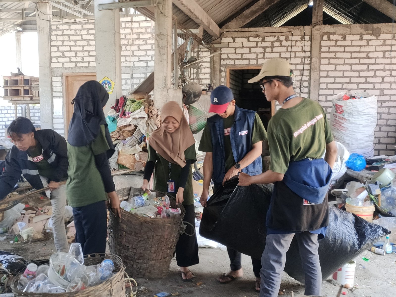 KKN UM Surabaya Kelompok 21 Inisiasi Program Ecobrick di Purwodadi