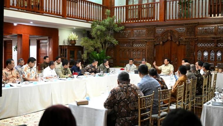 Minggu malam, Presiden Prabowo pimpin rapat bahas isu strategis sektor keuangan