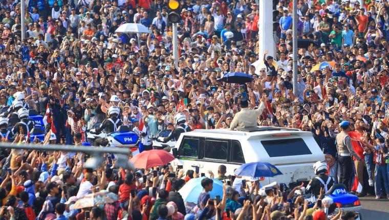 Masyarakat padati jalan dari Istana Merdeka ke Monas sambut Presiden Prabowo pada peringatan HUT ke-80 TNI