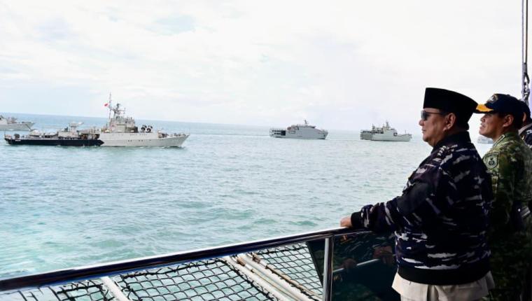 Presiden Prabowo saksikan demo laut TNI AL di Teluk Jakarta