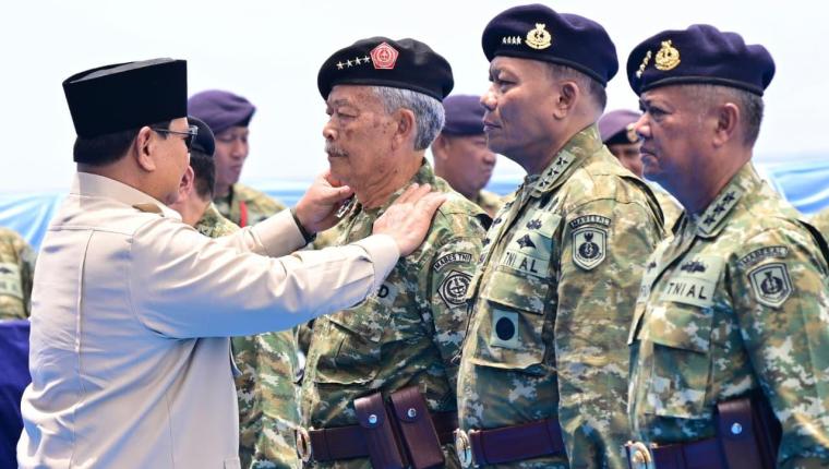 Presiden Prabowo anugerahkan pangkat istimewa kepada 11 purnawirawan TNI di KRI Radjiman