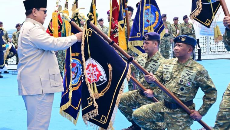 Hadiri Presidential Inspection di KRI Radjiman, Presiden Prabowo berikan tanda kehormatan