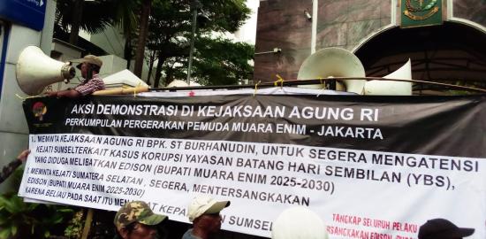 Perkumpulan Pergerakan Pemuda Muara Enim - Jakarta Gelar Aksi di Depan Kantor Kejagung RI