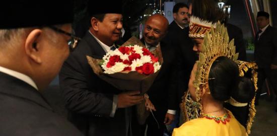 Antusiasme Diaspora dan Mahasiswa Indonesia Sambut Kedatangan Presiden Prabowo di Ankara