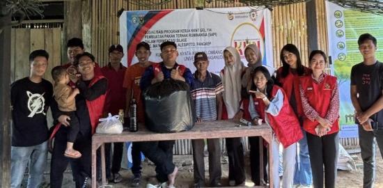 Mahasiswa KKN Unhas Ajak Peternak Desa Alesipitto Buat Silase