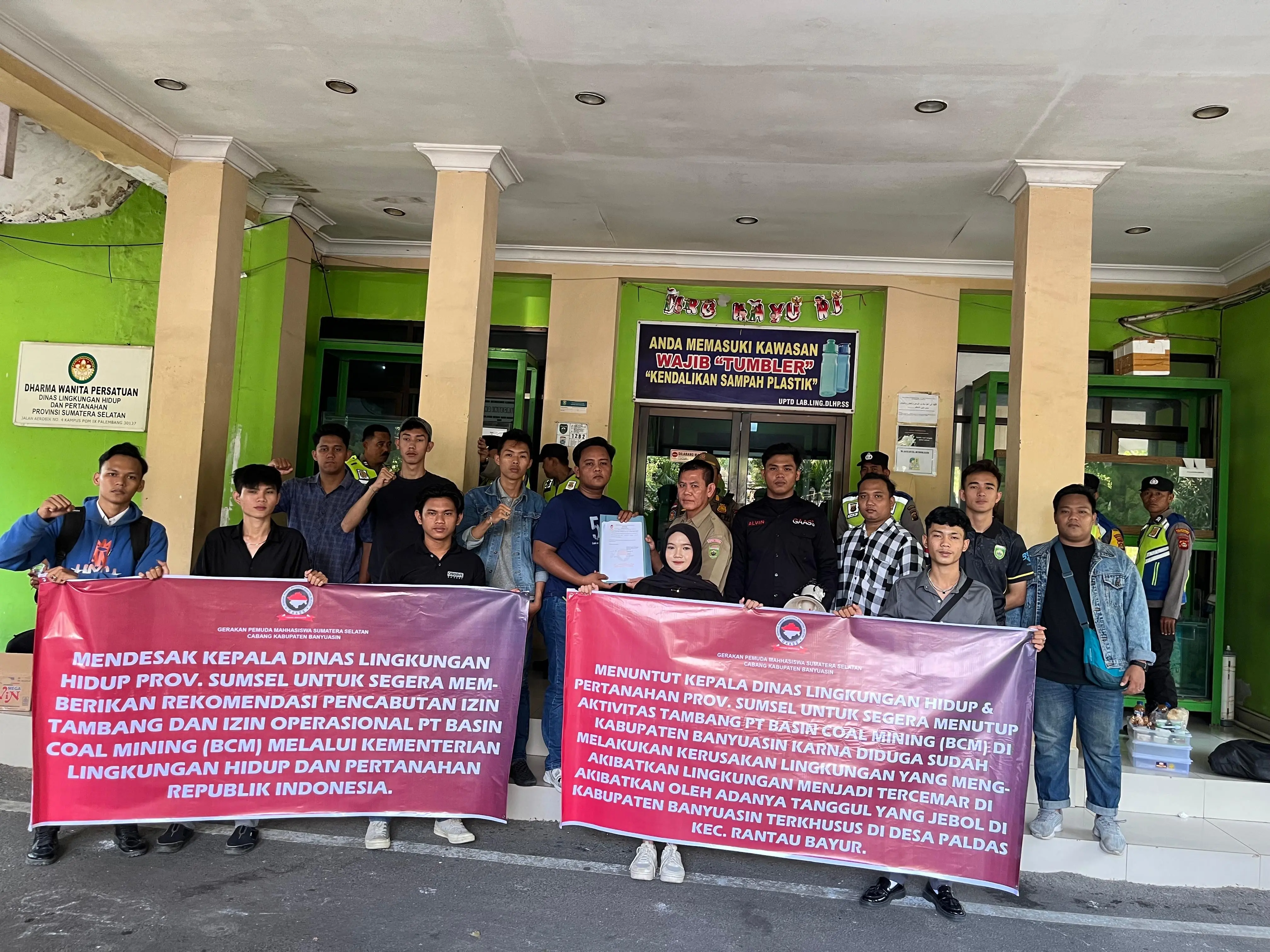 GAASS Banyuasin Geruduk DLHP Sumsel Tuntut Pencabutan Izin Tambang PT. BCM Akibat Jebolnya Tanggul Batubara