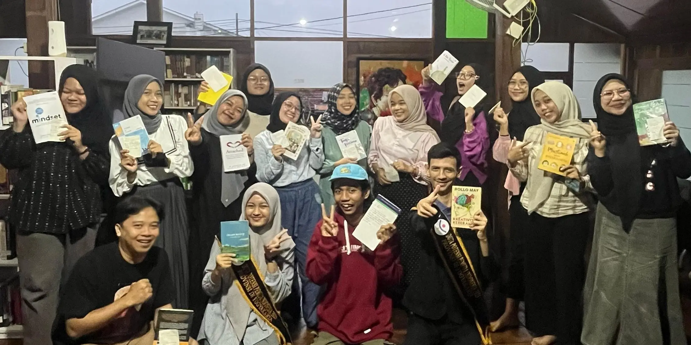 Menghidupkan Literasi: Komunitas Baca Aksaraya Semesta Gelar Baca Bareng dan Workshop Sabun Cuci Tangan