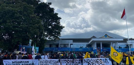 Forum BEM se-Ternate Unjuk Rasa di Depan Gedung DPRD Ternate dan Kantor Walikota Ternate