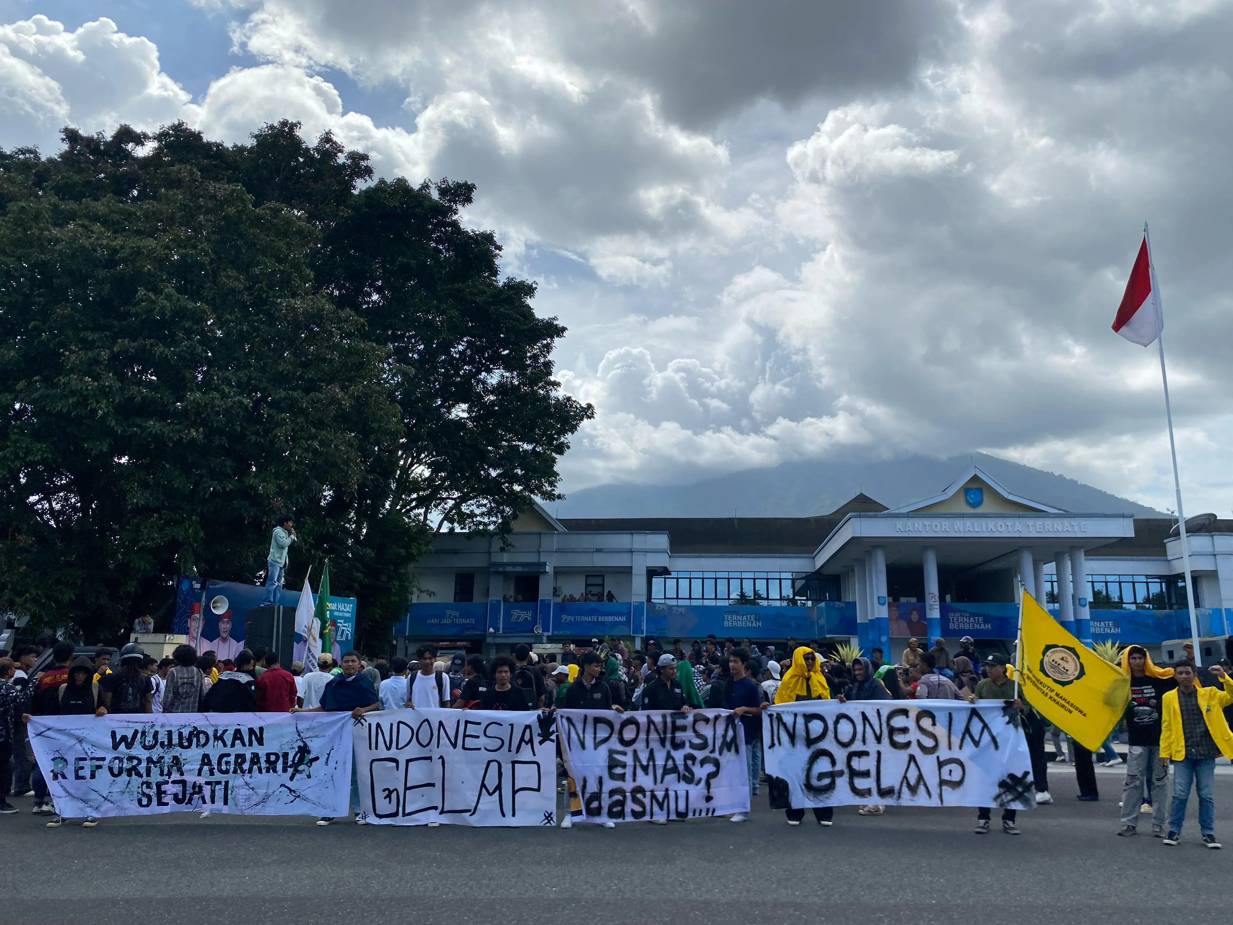 Forum BEM se-Ternate Unjuk Rasa di Depan Gedung DPRD Ternate dan Kantor Walikota Ternate