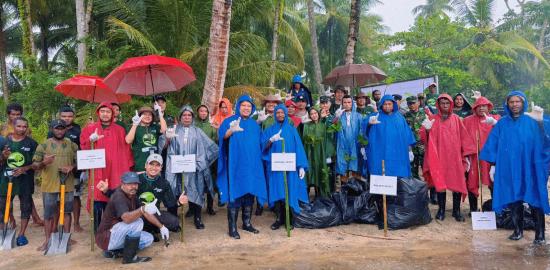 Dukung Keberlanjutan Lingkungan Hidup, Kilang Kasim Tanam 1.000 Pohon Mangrove dan Bersih-Bersih Pantai Wawenagu