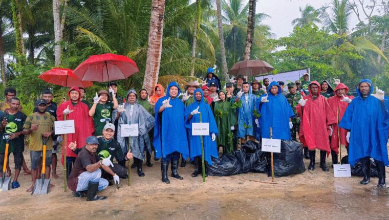 Dukung Keberlanjutan Lingkungan Hidup, Kilang Kasim Tanam 1.000 Pohon Mangrove dan Bersih-Bersih Pantai Wawenagu