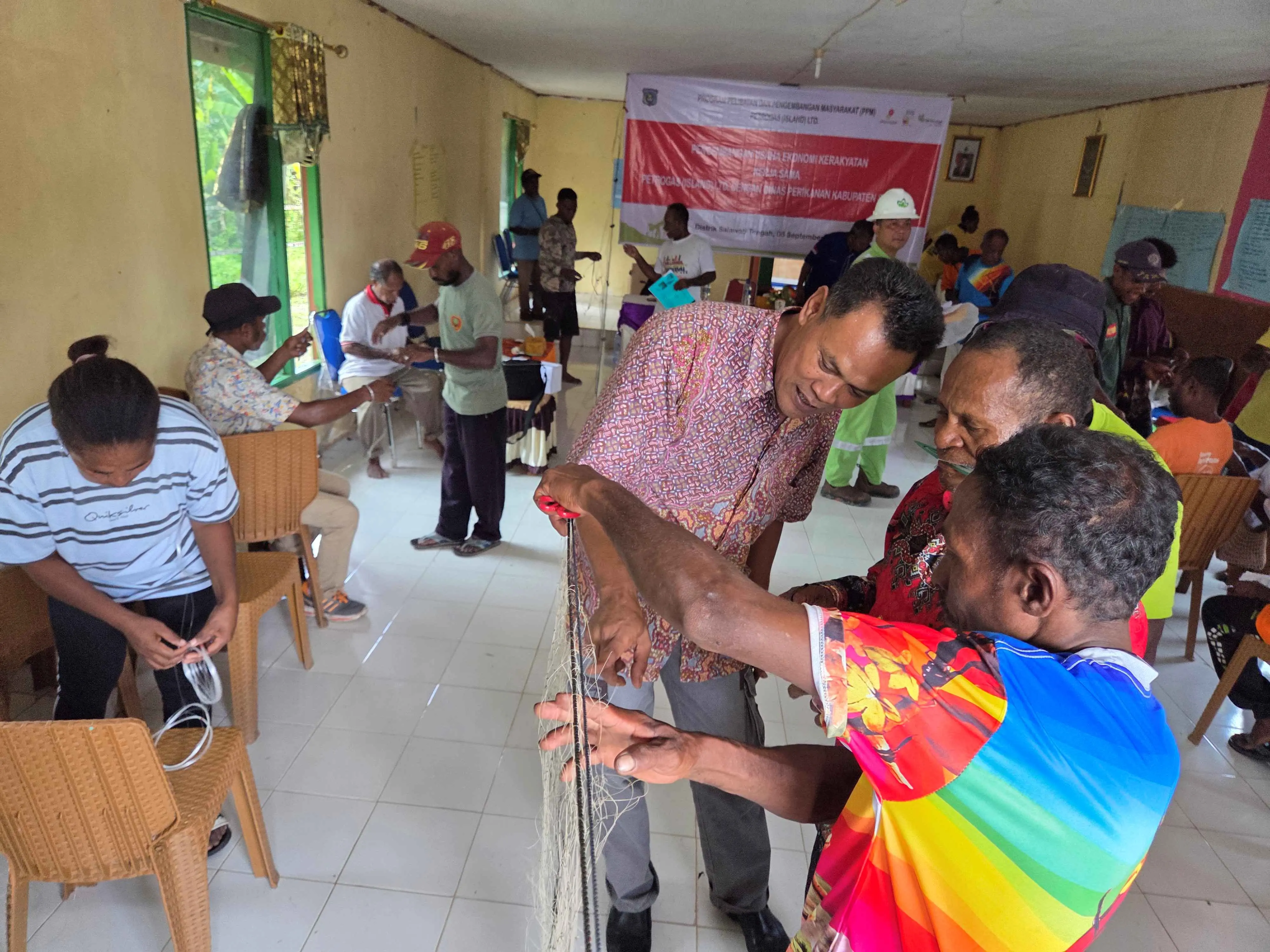 Fasilitator dari Dinas Perikanan Kabutapen Sorong Memberikan Pelatihan pembuatan dan perbaikan jaring ikan