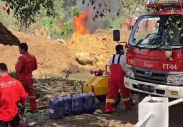13 Mobil Damkar Dikerahkan Padamkan Kebakaran Sumur Minyak Ilegal di Blora