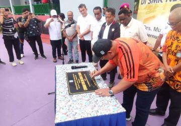 PJ Gubernur Papua Barat Daya Resmikan Lapangan Tenis SMK Negeri 3 Sorong