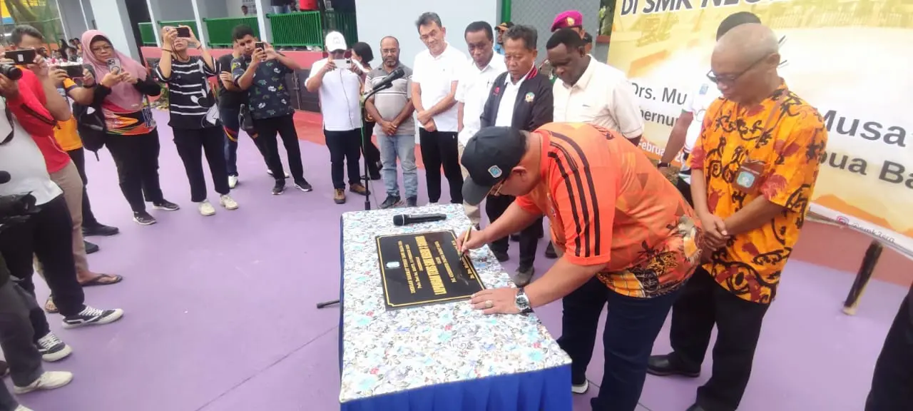 PJ Gubernur Papua Barat Daya Resmikan Lapangan Tenis SMK Negeri 3 Sorong