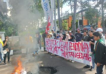 Memperingati 32 Tahun Kota Tanggerang, Koalisi Mahasiswa Cabang Tanggerang Melakukan Unjuk Rasa di Depan Gedung Pemerintahan Kota Tanggerang
