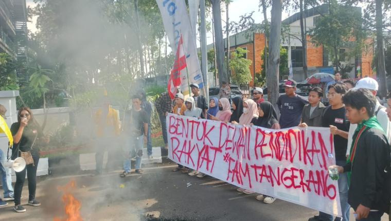 Memperingati 32 Tahun Kota Tanggerang, Koalisi Mahasiswa Cabang Tanggerang Melakukan Unjuk Rasa di Depan Gedung Pemerintahan Kota Tanggerang