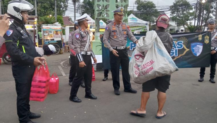 Satlantas Polres Metro Tangerang Kota, Gelar Berbagi Takjil Gratis