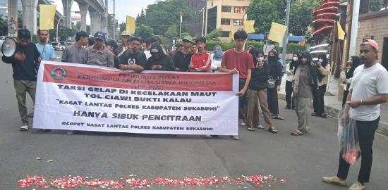 Aksi Jilid III PP Perhimpunan Mahasiswa Indonesia di Mabes Polri, Diwarnai Tabur Bunga dan Pengibaran Bendera Kuning
