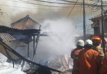 Kebakaran Hanguskan Lima Kios dan Dua Toko Buku di Kawasan Kampung Ilmu Surabaya