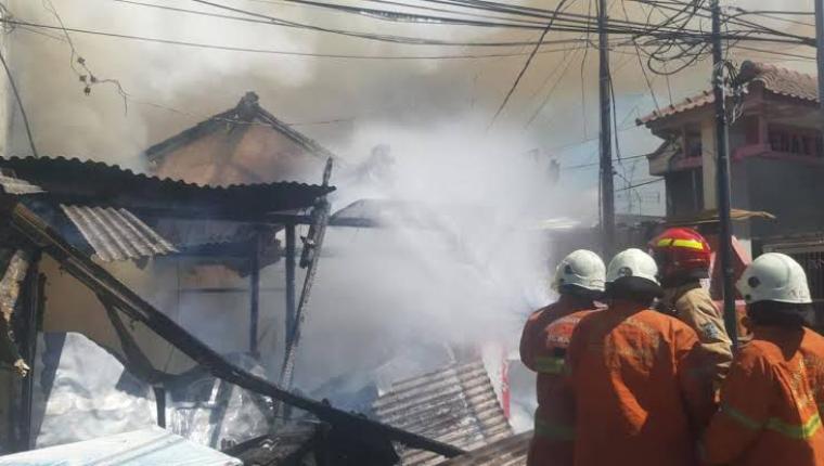 Kebakaran Hanguskan Lima Kios dan Dua Toko Buku di Kawasan Kampung Ilmu Surabaya