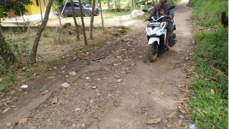 Resah Karena Jalan Rusak, Warga Kelurahan Longsir Cipete Meminta Pemerintah Kota Serang Tidak Tinggal Diam