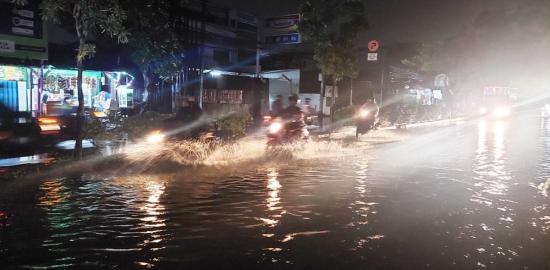 Hujan Lebat Melanda Kota Tangerang, Mengakibatkan Banjir dan Pohon Tumbang