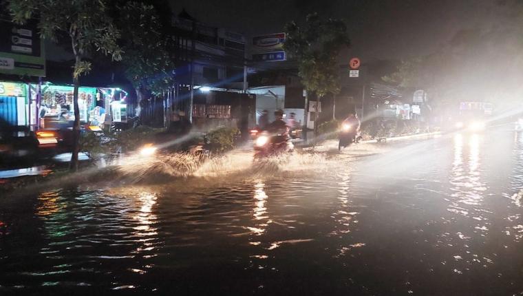 Hujan Lebat Melanda Kota Tangerang, Mengakibatkan Banjir dan Pohon Tumbang