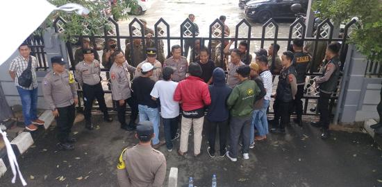 Aktivis Tangerang Gelar Aksi Depan Kantor DPMPTSP, Buntut Lemahnya Pengawasan