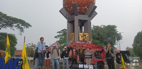 Demokrasi Hampir Mati, Aksi Solidaritas dan Refleksi Reformasi Diguyur Hujan