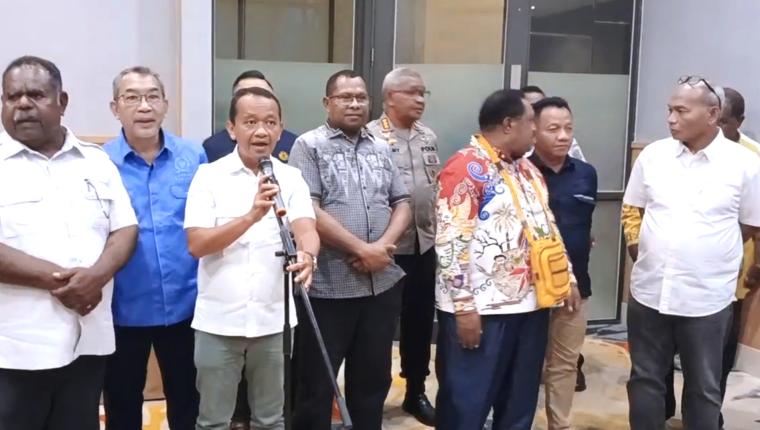 Pantau Sumur Migas di Sorong, Menteri Bahlil Sempatkan Kunjungi Pulau Gag