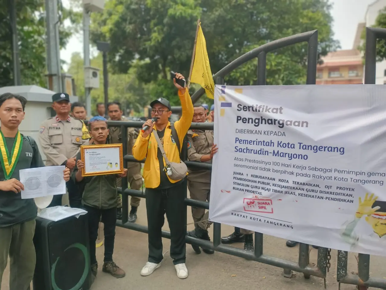 SEMMI Tangerang Melakukan Aksi Demonstrasi Dalam Menyambut 100 Hari Kerja Sachrudin - Maryono
