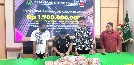 Kejari Sorong Terima Pengembalian 1,7 Milyar Kasus Korupsi Dana Alokasi Khusus (DAK) Raja Ampat 2019