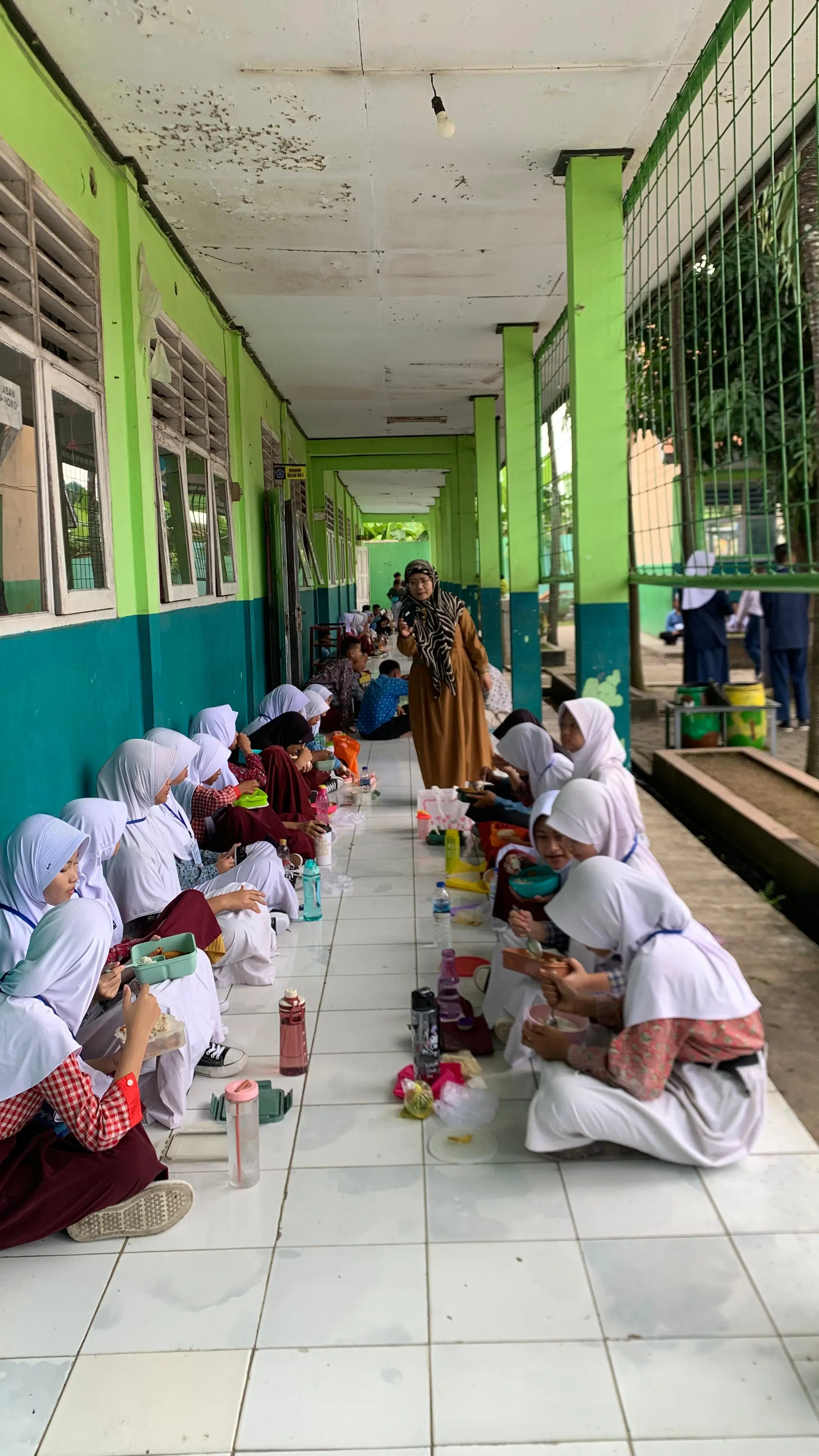 "Bangun Karakter Siswa, SMPN 1 Ciruas Gelar Program Makan Bersama"
