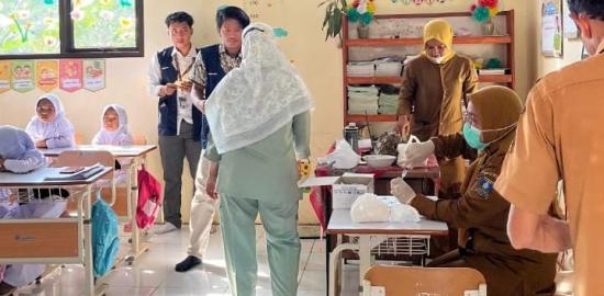 Mahasiswa Kukerta UIN SMH Banten Dampingi Pemeriksaan Kesehatan Siswa di SDN Sirempayak