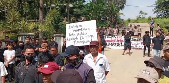 Tutup Akses TPA Bangkonol, Ratusan Warga Kirim Sampah ke Kantor DLH Pandeglang