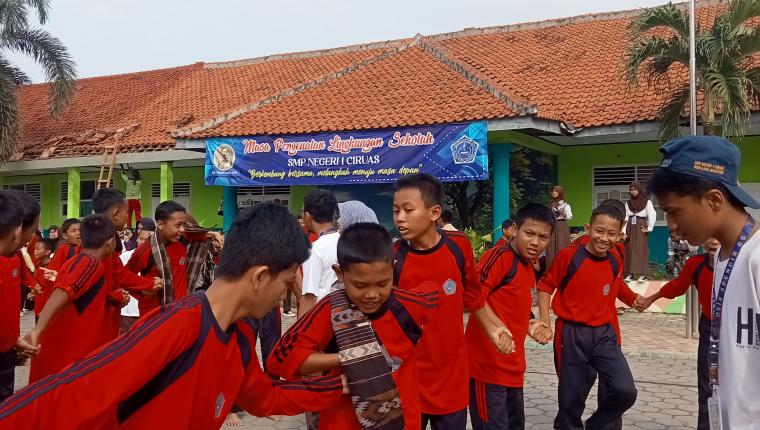 Gelak Tawa Warnai Lomba Estafet Sarung di SMPN 1 Ciruas