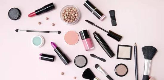 Rekomendasi Lokal Brand Makeup Kayak Habis Mandi, Pemula Wajib Tahu!