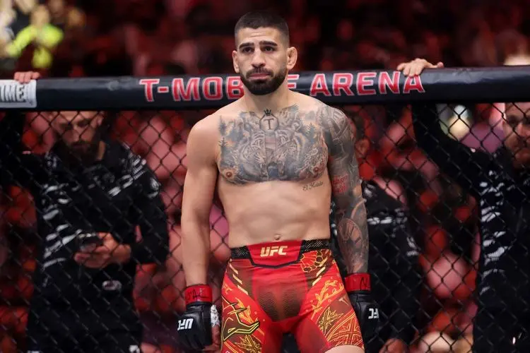 Topuria KO-kan Oliveira di UFC 317, Rebut Sabuk Kelas Ringan