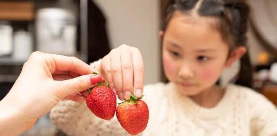 Fenomena “Strawberry Parents” dan Dampaknya Terhadap Pembentukan Karakter Anak